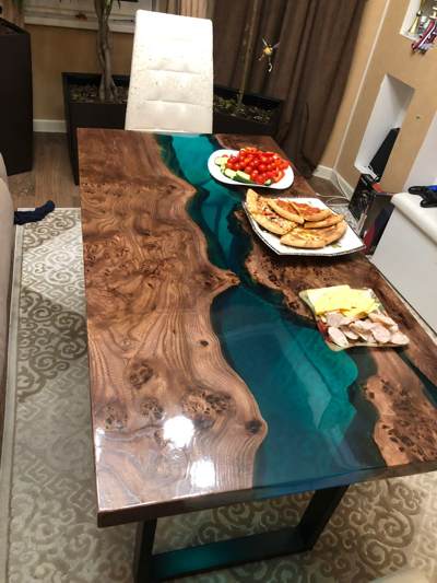Кухонный стол Лофт из слэба с изумрудной рекой