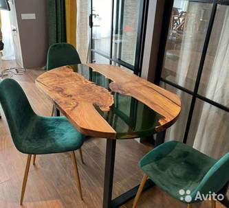 Закругленный стол зеленая река в гостиной